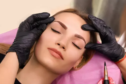 Photo d'un maquillage permanent des sourcils