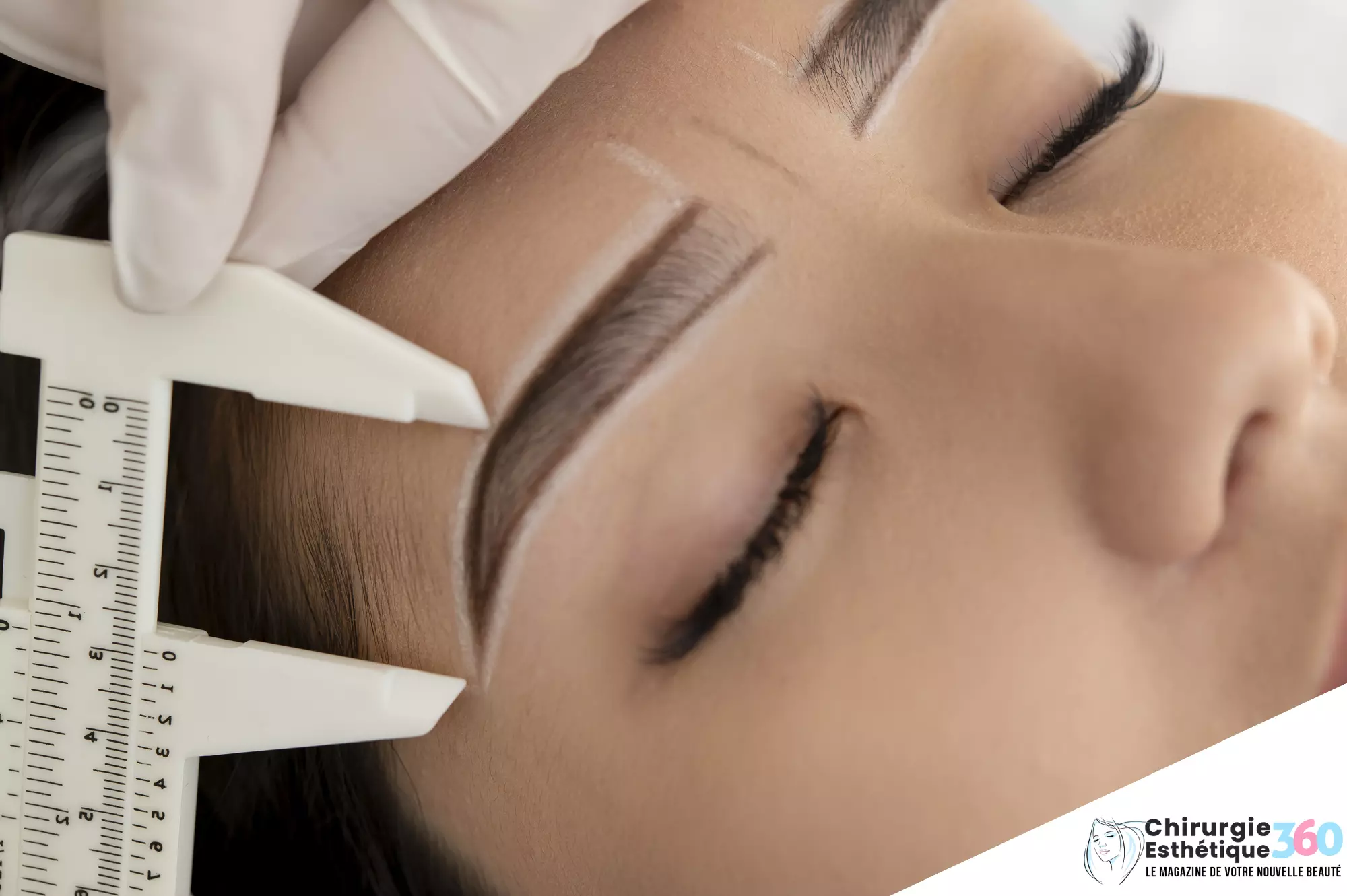 Photo d'une esthéticienne travaillant sur les sourcils d'une cliente