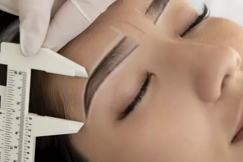 Photo d'une esthéticienne travaillant sur les sourcils d'une cliente